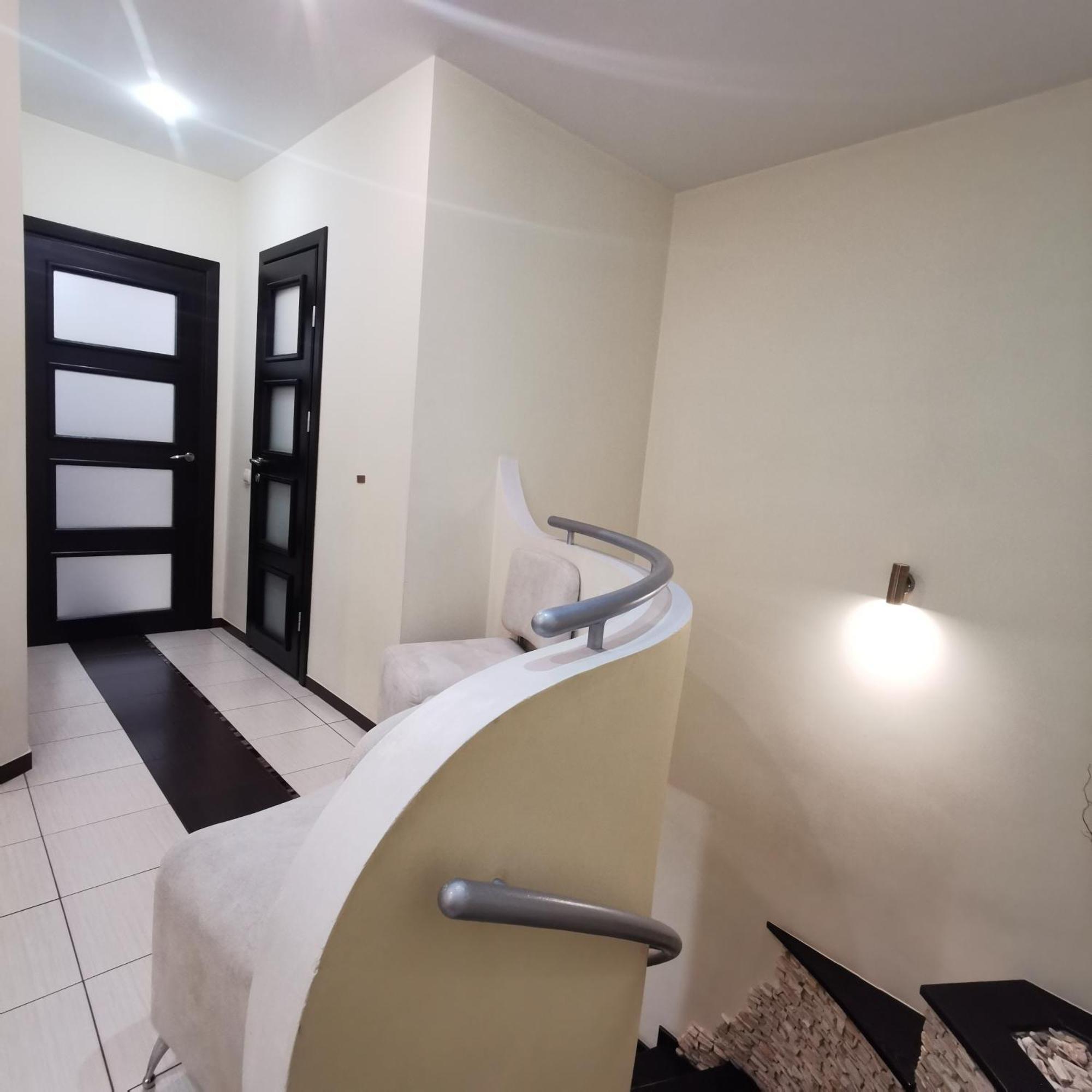 Big In Center Apartment *