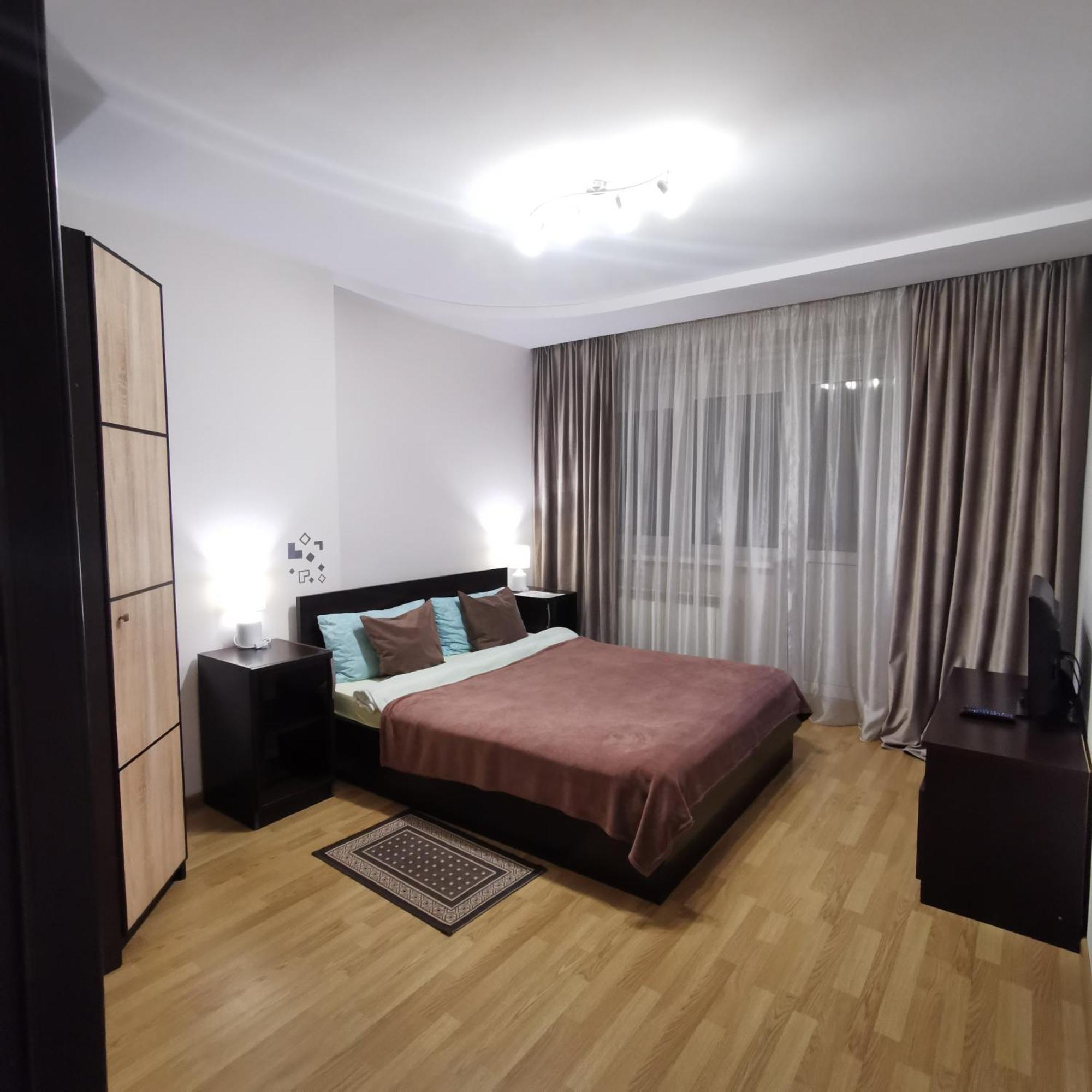 Big In Center Apartment *